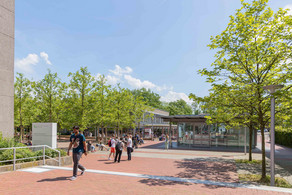 Campus Süd mit Rudolph-Chaudoire-Pavillion Campus Süd mit Rudolph-Chaudoire-Pavillion und Studenten im Sommer